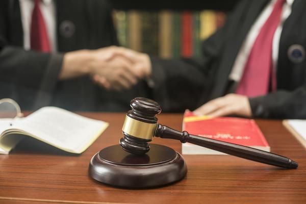 砍人被判缓刑的案例解析：社会治安与法律公正的探讨 图2