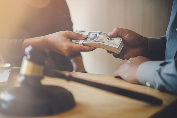工伤赔偿中的违约责任认定与承担方式|工伤赔偿法律依据 图2