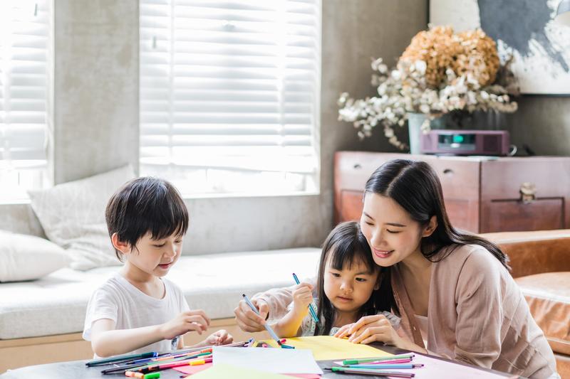 《离异女士的独立之路：摆脱前夫束缚，勇敢迈向新生活》 图2