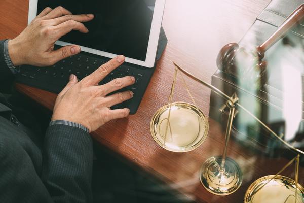 侵权责任法第38条：侵害他人合法权益的责任与案例解析 图1
