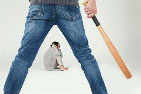 虚假宣传误导老人，犯法吗？图1